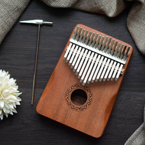 Kalimba_17_Mahogany_Classical-Edge_02.jpg